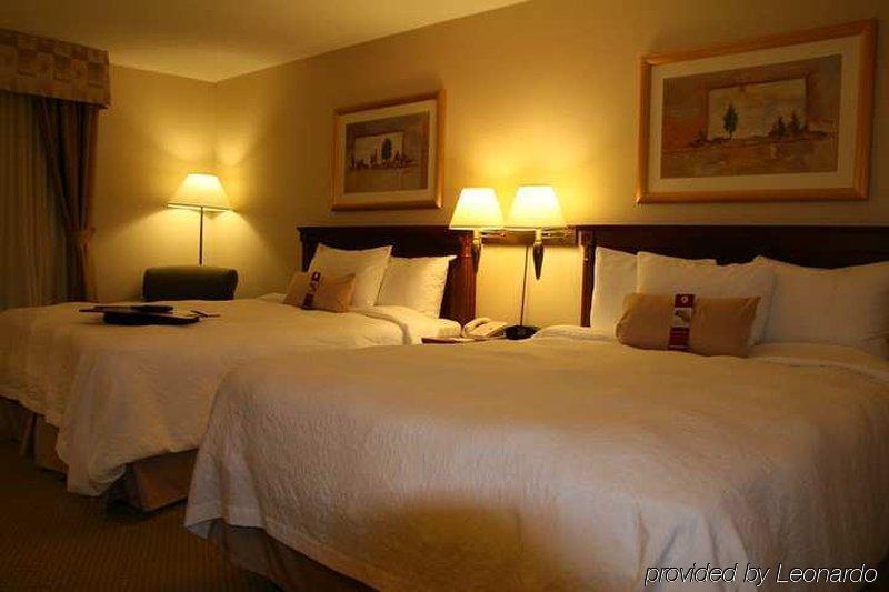 Hampton Inn & Suites By Hilton Toronto Airport Миссиссага Номер фото