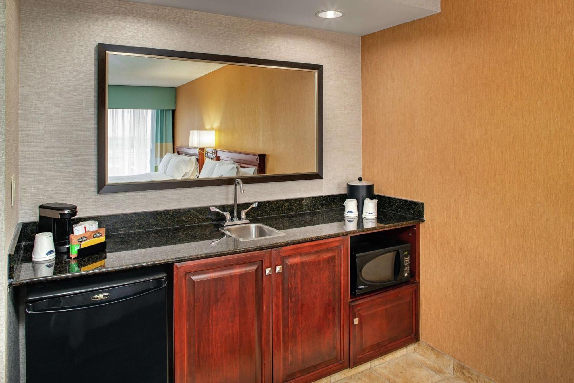 Hampton Inn & Suites By Hilton Toronto Airport Миссиссага Экстерьер фото