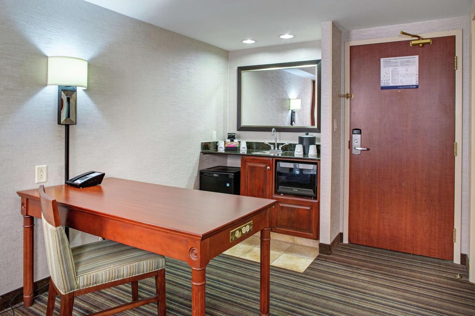 Hampton Inn & Suites By Hilton Toronto Airport Миссиссага Экстерьер фото