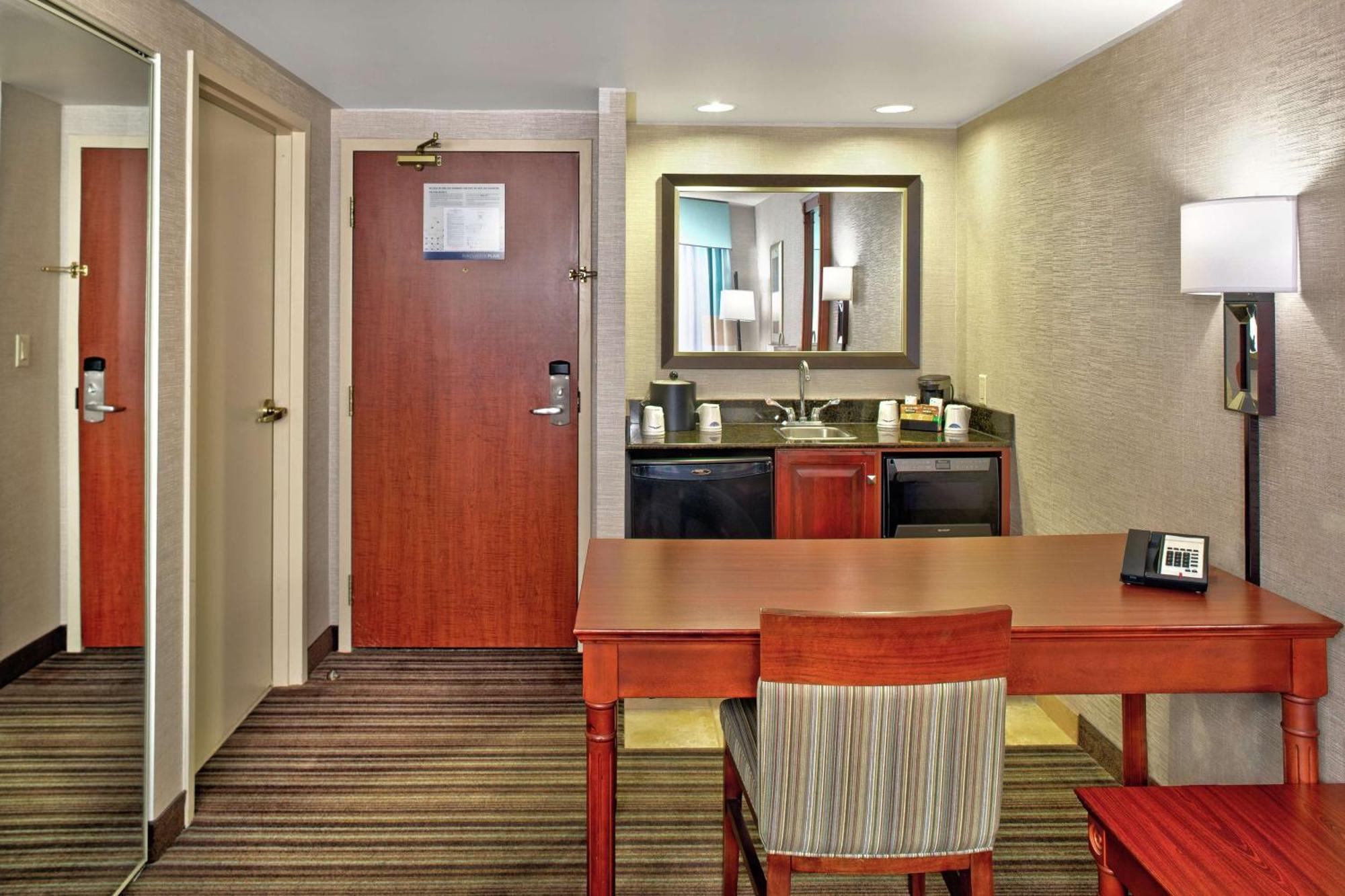 Hampton Inn & Suites By Hilton Toronto Airport Миссиссага Экстерьер фото