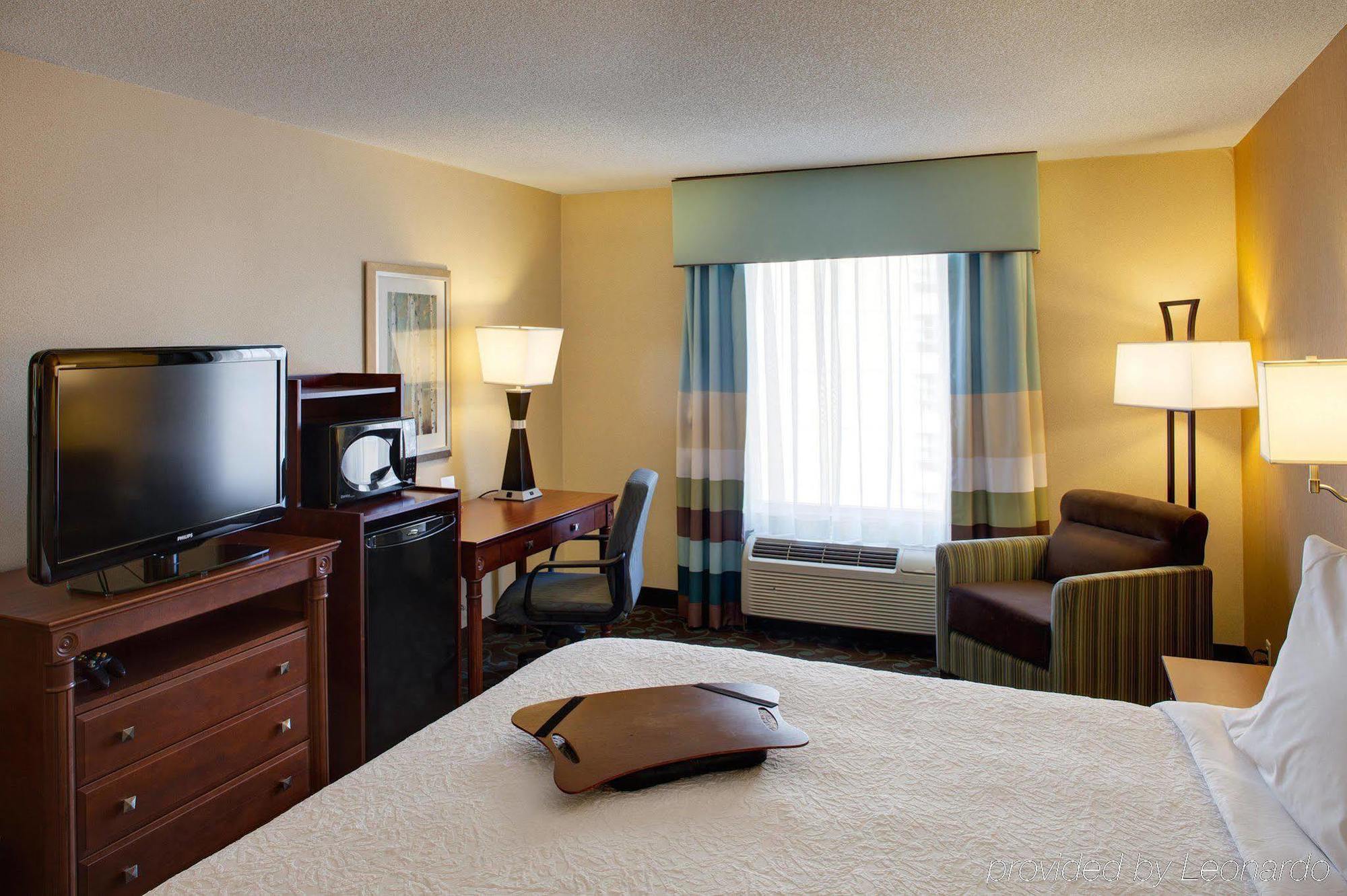 Hampton Inn & Suites By Hilton Toronto Airport Миссиссага Номер фото