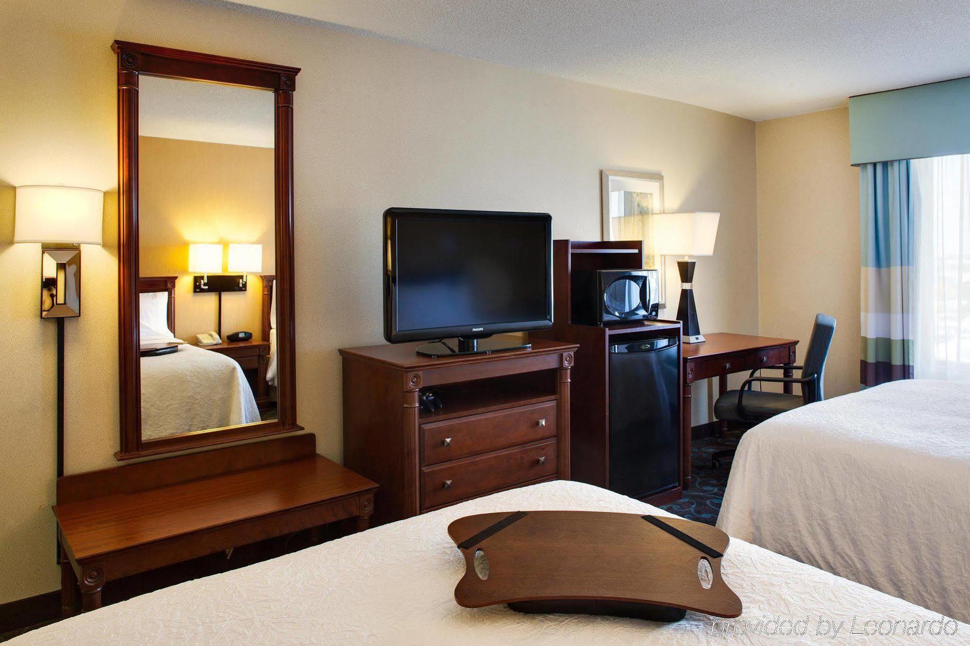 Hampton Inn & Suites By Hilton Toronto Airport Миссиссага Номер фото